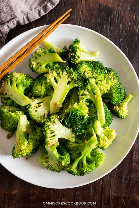 3-Ingredient Garlic Broccoli Stir Fry | Omnivore's Cookbook Garlic Broccoli Stir Fry, Ways To Cook Tofu, Asian Stir Fry Recipe, Broccoli Dishes, Asian Side Dishes, Garlic Broccoli, Eat Green, Fried Broccoli, Asian Stir Fry