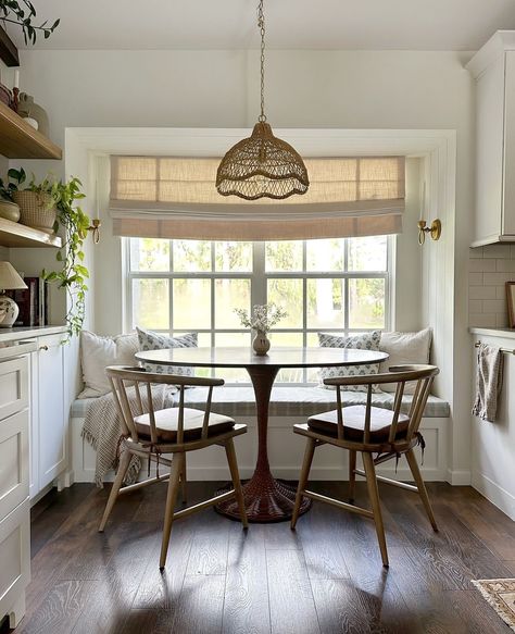 {FEATURE} I love this cute little dining nook! That pendant light is adorable and I love the built in bench! Design: @hartley_home . . . Follow along @audreycrispinteriors for more interior design inspo! . . . . . . . . . . . #doingneutralright #modernfarmhouse #apartmenttherapy #theeverygirlathome #showemyourstyled #inmydomaine #cljsquad #smmakelifebeautiful #hometohave #simplystyleyourspace #currentdesignsituation #pocketofmyhome #howyouhome #makehomeyours #makehomematter #sodomino #IDCO... Amber Interiors Breakfast Nook, Window Nook Dining Room, Built In Breakfast Nook Bench, Small Dining Room Ideas With Window, Two Dining Tables In One Room, Bay Window Kitchen Table, Breakfast Bench Nook, Vintage Breakfast Nook, Bay Window Dining Area