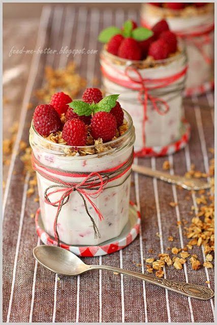 DIY Bonne Maman Jar Hacks Dessert Coconut, Raspberry Granola, Dessert Light, Jars Ideas, Raspberry Crumble, Light Dessert, Raspberry Yogurt, Raspberry Coconut, Coconut Desserts