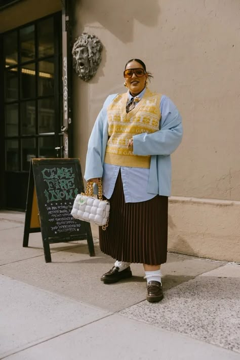 The Best Street Style Looks From New York Fashion Week Japan Plus Size Fashion, 2025 Street Style, Nyfw Street Style 2024, Tall Midsize Fashion, New York Street Style 2024, Plus Size Eclectic Fashion, Street Fashion 2024, Retro Spring Outfits, Plus Size Skirt Outfits