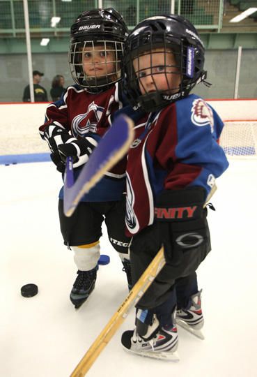 cute -- My future children...except they'll be wearing Red Wings jerseys. :-) Baby Boy Hockey, Hockey Swag, Kids Playing Sports, Hockey Family, Future Son, Hockey Kids, Hockey Pictures, Hockey Baby, Pee Wee