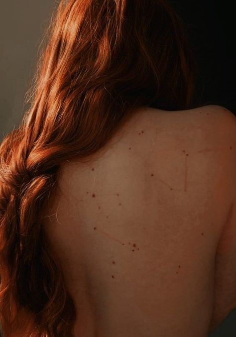 Ginger Woman Aesthetic, Ginger Girls, Lily Evans, Sansa Stark, Mia 3, Ginger Hair, Book Aesthetic, Redheads, Her Hair