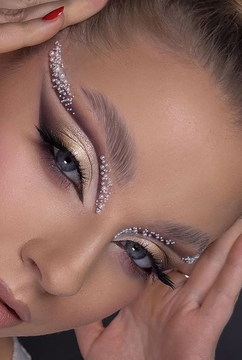 Black Makeup Photoshoot, Black And White Makeup Looks, New Year Makeup Ideas, New Years Makeup Ideas, Social Media Makeup, Glitter Glam Makeup, Glamour Eyes, New Years Makeup, Festival Eye Makeup