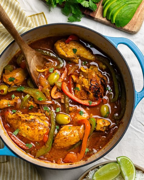 Pollo Guisado Pollo Guisado Slow Cooker, Polo Guisado, Pollo Guisado Dominicano, Pollo Guisado Recipe, Dominican Recipes, Meals Ideas, Spanish Recipes, Savory Meals, Weekday Meals