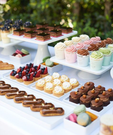 Bottega Louie, Catering Desserts, Catering Ideas Food, Party Food Buffet, Sweet Bar, Party Food Platters, Wedding Dessert Table, Dessert Display, حلويات صحية