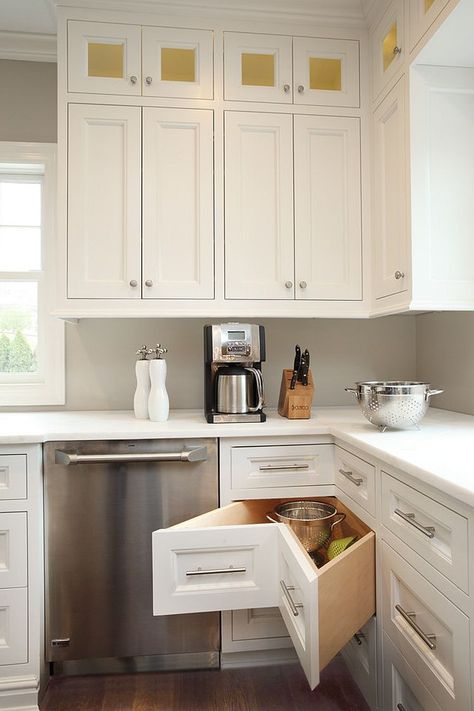 Smart corner drawers are a must in the L-shaped kitchen - Decoist L Shaped Kitchen Cabinets Layout, Small Kitchen Ideas Remodel Layout, L Shaped Kitchen Cabinets, L Shape Kitchen Layout, Small L Shaped Kitchens, Kitchen Cabinet Layout, Small Kitchen Layouts, Kitchen Floor Plans, Kitchen Remodel Design