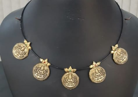 Black Beads With Kasu, Bottu Mala, Pretty Gold Necklaces, Indian Wedding Jewelry Sets, Black Beads Mangalsutra Design, Antique Gold Jewelry Indian, Online Gold Jewellery, Gold Mangalsutra Designs, Gold Necklace Indian Bridal Jewelry