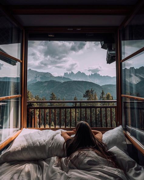 ❤️ Dreamy bedrooms on Instagram • 📷 photo © @chrispoops 😍 amazing view at @hotel_rosalpina_dolomites in Italy ▃▃▃▃▃▃▃▃▃▃▃▃▃▃▃▃▃▃▃▃ Upload… Looking Out The Window, Dreamy Bedrooms, Cabin In The Woods, Window View, Mountain House, Boho Home, Cabins In The Woods, Pretty Places, 인테리어 디자인