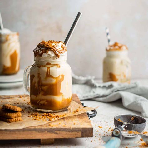 Biscoff Milkshake (Vegan) Biscoff Smoothie, Biscoff Milkshake, Dairy Free Milkshake, Malt Milkshake, Vegan Shakes, Caramel Treats, Frappe Recipe, Biscoff Biscuits, Vegan Drinks