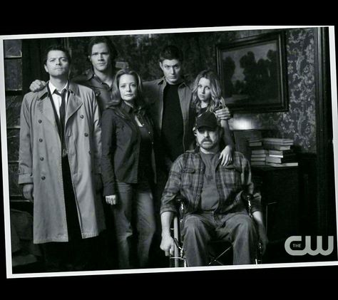 Good pic of everyone. From left Cas, Sam, Ellen, Dean, Jo and Bobby. Sam E Dean Winchester, Last Night On Earth, Supernatural Series, Night On Earth, Bobby Singer, Fantasy Tv, Supernatural Tv Show, Arte Van Gogh, Sam Dean