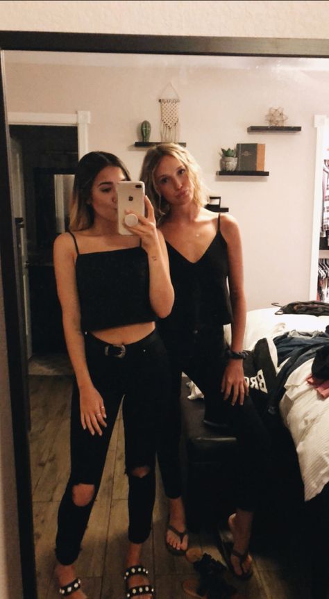 Friends party outfit clothes blackoutfit girls Party Clothes College, Party Outfit Night Going Out, Houseparty Outfits, Winter Club Outfits, Party Outfit Night Club, House Party Outfit, College Outfits Party, Party Outfit College, College Outfits Women