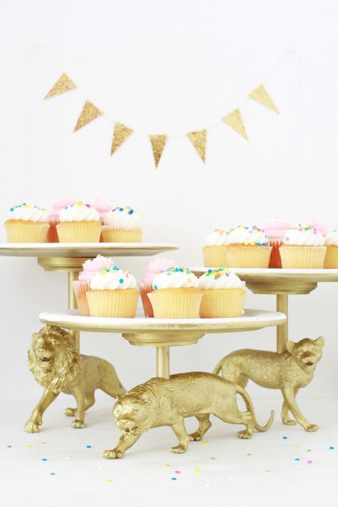 DIY Plastic Animal Cake Stand Diy Cake Stand, Halloween Fest, Safari Theme Party, Animal Cake, Cat Cake, Crafts Kids, Paper Animals, Safari Party, Cake Stands