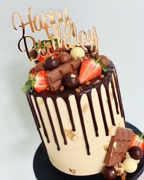 Tall Chocolate Cake, Chocolate Drip Cake Birthday, Birthday Cake Wine, Chocolate Birthday Cake Decoration, Cookout Desserts, Pastel Chocolate, Desert Cups, Sweet Birthday Cake, Graduation Desserts