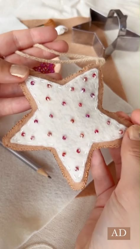 One of my favourite easy and fun felt ornaments for this little sugar cookie star ✨🍪 Diy Soft Christmas Ornaments, Nice Christmas Crafts, How To Make Felt Ornaments Tutorials, Star Felt Ornament Free Pattern, Felt Xmas Ornaments To Make, Felt Ornaments No Sew, Retro Christmas Crafts Diy, Kids Holiday Crafts Easy, Easy Christmas Felt Crafts