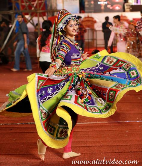 Garba Dance Photography, Navratri Garba Photography, Navarati Outfits, Garba Photography Poses, Garba Images, Garba Photography, Navratri Aesthetic, Garba Dance Video, Easy Portrait