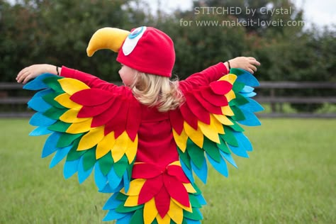 Parrot Costume-8Sew an Easy Parrot Costume (perfect for Halloween or dress-up!) | via Make It and Love It Parrot Costume Diy, Bandits Costume, Bird Wings Costume, Sew Halloween, Diy Costumes Kids Boys, Diy Fantasia, Parrot Costume, Flamingo Costume, Top Halloween Costumes