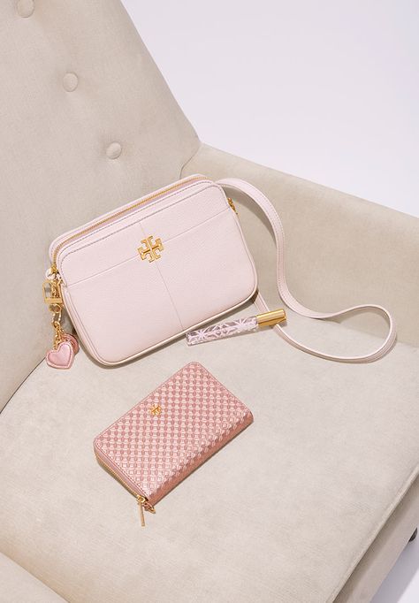 Beautiful Wardrobe, Expensive Bag, Bags Online Shopping, Tory Burch Wallet, Stylish Women Fashion, Girly Bags, Chanel Purse, Beautiful Handbags, Clutch Pouch