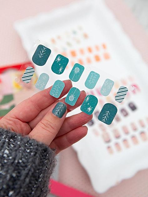 Diy Nail Wraps How To Make, Diy Nail Stickers Cricut, Diy Nail Wraps Cricut, Diy Nail Stickers How To Make, Cricut Nail Stickers, Printable Nail Stickers, How To Use Nail Stickers, Nail Stickers Printable, Nail Stickers Designs Ideas