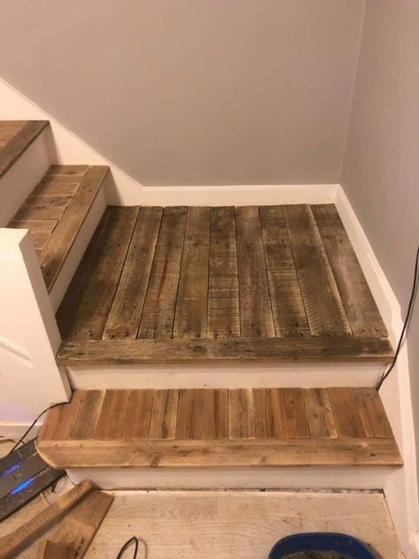 Step Ideas Indoor, Steps Ideas Stairs Indoor, Awkward Staircase, Farmhouse Stairs Ideas, Stair Platform, Upstairs Landing Ideas, Cabin Flooring, Pallet Stairs, Redo Stairs