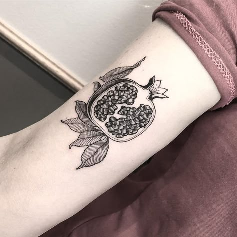 Pomegranate Tattoo, Botanisches Tattoo, Lines Tattoo, Fruit Tattoo, Tattoo Line, Polynesian Tattoos, Geometric Tattoos, Theme Tattoo, Japanese Sleeve