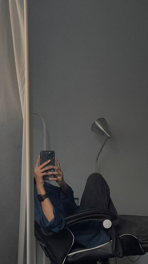 no face mirror selfie Mirror Selfie No Face, Mirror Selfie Aesthetic No Face, No Face Mirror Selfie, Face Mirror Selfie, Selfie Hoodie, Gamer Chair, Face Mirror, Photography Apps, No Face