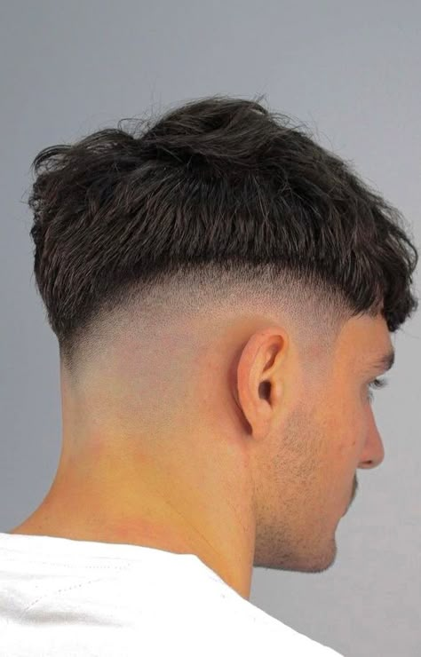 Male Haircut Long On Top Short On Sides, Mid Skin Fade Haircut Men, Medium Haircut Men Undercut, Skin Fade Long On Top, Mid Fade Em V, Low Mid Fade, Mid Fade En V, Low Fade En V, Medium Skin Fade