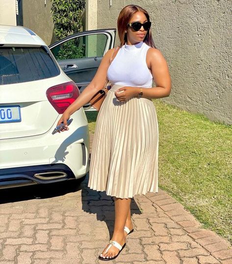 Lona_linamandla on Instagram: "🦁" Outfit Jupe Plissee, Summer Outfits 2023 Fashion Trends Women Over 30, Pleated Skirt Casual Outfit, Accordion Skirts, Classy Skirts, Pleated Skirt Outfit, Modest Dresses Fashion, 25k Followers, Short Dress Styles