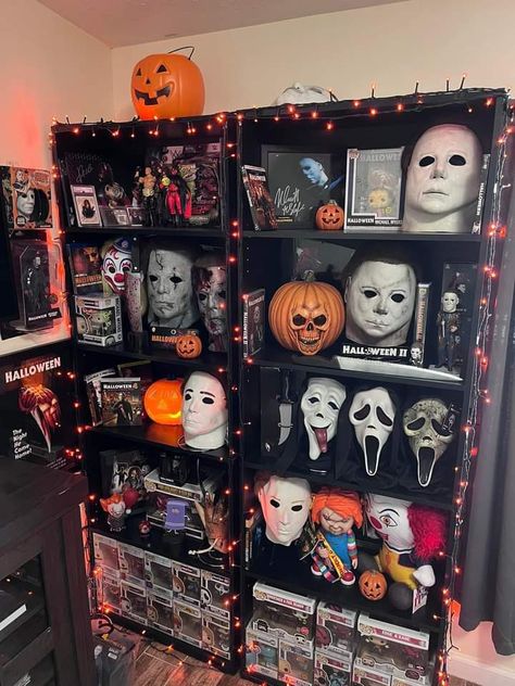 Vhs Room, Horror Movie Room Decor, Horror Shelf, Horror Themed Room, Horror Room Ideas, Horror Bedroom, Horror Movie Room, Witch In The Woods, Horror Room