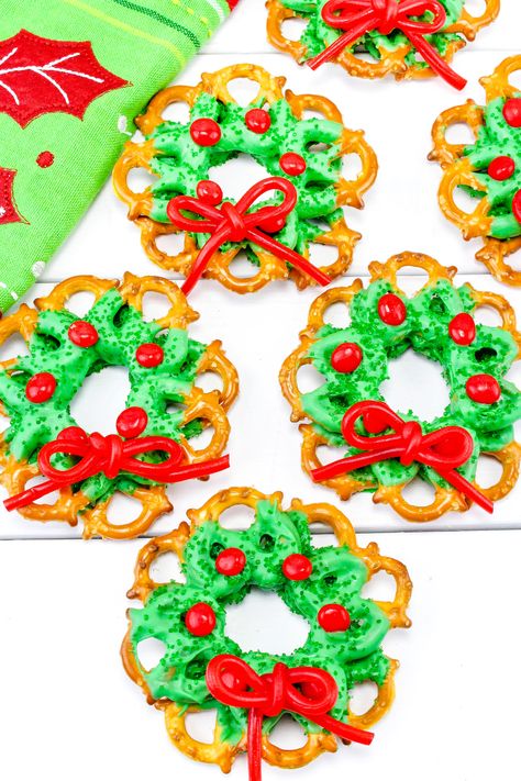 Festive Chocolate Pretzel Wreaths Final 2 Mini Pretzel Wreath, Pretzel Wreath Recipe, Chocolate Pretzel Wreaths, Christmas Wreath Pretzels, Pretzel Christmas Wreath, Pretzel Wreaths White Chocolate, Christmas Pretzel Wreaths, Christmas Chocolate Lollipops, Pretzel Wreath Christmas