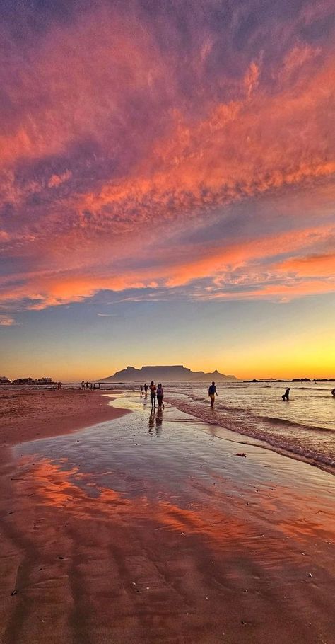 South African Beaches | Catching the sun setting on Blouberg beach | Facebook Cape Town Aesthetic, Cape Town Summer, South African Sunset, South Africa Beach, Cape Town Travel, Sun Setting, Holiday Places, South Africa Travel, Travel Diaries