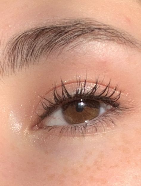 Simple Makeup Looks Natural Pictures, Dainty Makeup Aesthetic, Makeup Looks Semi Formal, Simple Shimmer Eyeshadow, Pink Soft Eyeshadow, Easy Simple Eyeshadow Natural Looks, Pink Natural Eyeshadow Looks, Shimmery Eye Makeup Natural, Soft Sparkly Eye Makeup