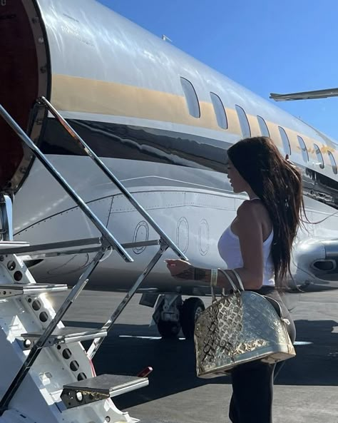 Rich Life Dubai, Nyc Lifestyle Aesthetic Rich, Old Money Private Jet, Rich New York Life Aesthetic, Rich Girl Manifestation, Jet Privé, Airport Aesthetic, Jet Lag, Rich Lifestyle