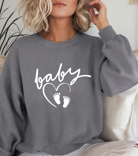 Mama-to-Be Sweatshirt - Pregnancy Announcement, Mom-to-Be Gift, Maternity Sweatshirt, Cozy Baby Bump Sweater, New Mom Outfit, Baby Shower Gift Celebrate your beautiful journey into motherhood with this adorable pregnancy sweatshirt! 💕 Designed for expecting moms, this cozy and stylish mom-to-be sweatshirt is perfect for lounging at home, running errands, or capturing those special maternity moments. Whether you're looking for a cute way to announce your pregnancy or want to stay comfy while rocking your baby bump, this maternity sweatshirt is a must-have! This relaxed-fit sweatshirt is made from soft, high-quality fabric and provides warmth, comfort, and breathability--ideal for every trimester. It's the perfect blend of style and functionality, making it an essential maternity outfit and New Mom Outfits, Maternity Sweatshirt, Cute Maternity Shirts, Hospital Bag Essentials, Outfit Baby Shower, Cadeau Baby Shower, Maternity Outfit, Mom Outfit, Pregnancy Announcement Shirt