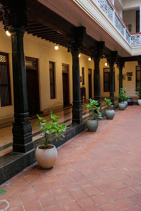 Chettinad, India India Traditional House, Chettinad Style House, Traditional Tamil House, Traditional Chettinad House Interiors, Tamil House Design, Desi House Design, India House Design Indian, Heritage House Interior Design, Tamil Culture Aesthetic