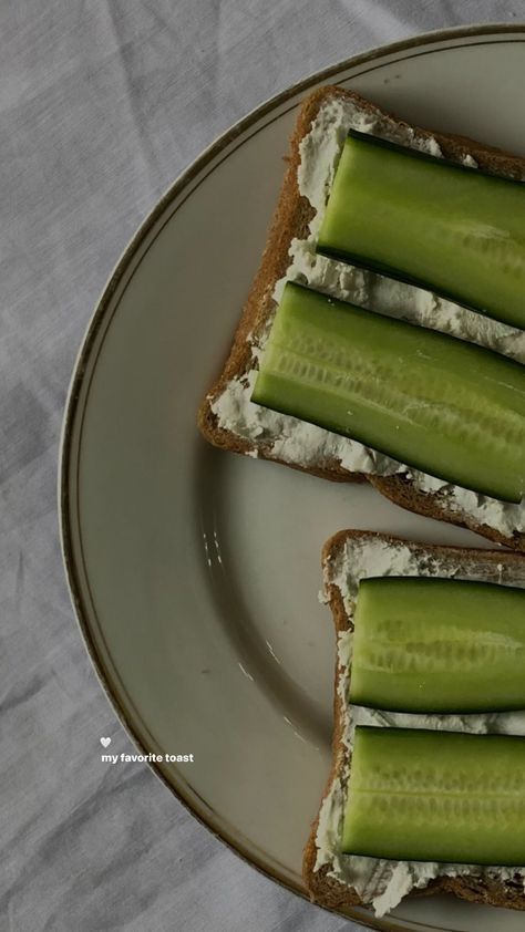 green cucumber on bread Food Captions, Healthy Food Inspiration, Healthy Food Dishes, Healthy Food Motivation, Healthy Lifestyle Food, Healthy Sweets Recipes, Instagram Food, Healthy Sweets, Food Snapchat