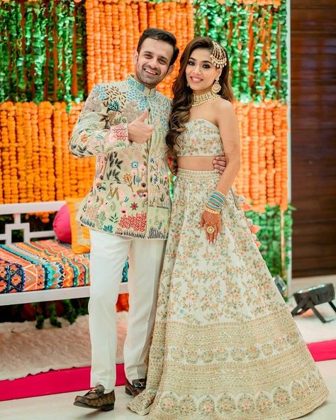 Bride And Groom Indian Wedding Outfit, Groom Indian Wedding Outfits, Haldi Ceremony Outfit, Mehndi Outfits, Haldi Outfits, Indian Wedding Poses, Wedding Outfits For Groom, Mehendi Ceremony, Wedding Dresses Men Indian