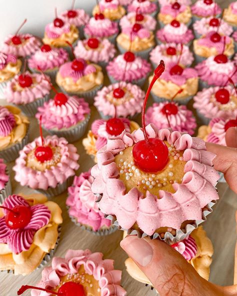 Scrumptious By Sophie | Vintage cupcakes to celebrate Julia's 30th! I sure did enjoy creating these pretties!🍒 . . #scrumptiousbysophie #vintagecupcakes #cupcakes … | Instagram 60s Cupcake Ideas, Lambeth Style Cupcakes, Vintage Birthday Cupcakes, Vintage Cupcake Designs, Vintage Style Cupcakes, 50s Cupcakes, Pretty Muffins, Name Cupcakes, Teacup Cupcakes