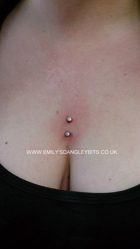 Cleavage Skin Piercing Middle Chest Piercing, Surface Piercing Chest, Piercing Dos, Dermal Piercing Chest, Collar Bone Piercing, Chest Piercing, Skin Piercing, Surface Piercing, Collar Bone