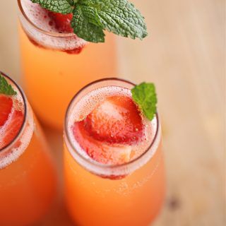 strawberry lemonade mimosa | Created by Diane Lemonade Mimosa, Strawberry Mimosa, Alcoholic Desserts, Mimosa Recipe, Cocktail Drinks Alcoholic, Brunch Drinks, Birthday Brunch, Favourite Food, Potluck Recipes