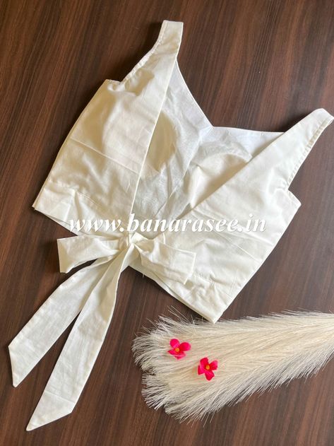 Sleeveless Blouse With Bow Back, Sleeveless Blouse Designs With Bow, Not Blouse Design, White Blouse For Lehenga, Sleeveless White Blouse Designs, Cotton Blouse Design Sleeveless, Blouse With Back Knot, Slvless Blouse Pattern, Bow Blouses For Sarees