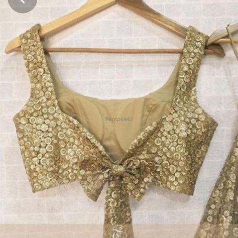 Choli Blouse Design, Sleeveless Blouse Designs, Golden Blouse, Gold Lehenga, Blouse Designs Catalogue, Backless Blouse Designs, Saree Blouse Neck Designs, New Saree Blouse Designs, Fashionable Saree Blouse Designs