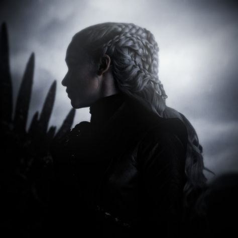 PLEASE CREDIT ME IF U USE THIS Daenerys Icon, Daenerys Targaryen Aesthetic, Bella Hadid Pictures, Daenerys Targaryen Icons, Game Of Thrones Poster, Once Upon A Time Funny, Game Of Thrones Dragons, Asoiaf Art, Dark Souls Art