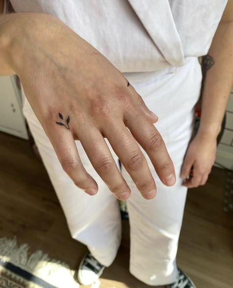 Finger Tattoos After Years, Decorative Hand Tattoo, Small Tattoo Ideas Hand, Fine Line Tattoo Women, Mini Hand Tattoos, Finger Tats, Handpoke Tattoo, 4 Tattoo, Poke Tattoo