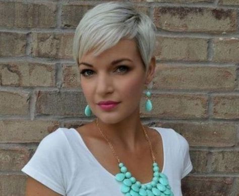 ash blonde pixie with dark roots Popelavá Blond, Short Blonde Pixie, Hair Cuts 2017, Dunner Wordend Haar, Pixie Cut Styles, Thick Hair Cuts, Crop Hair, Pixie Haircut For Thick Hair, Super Short Hair