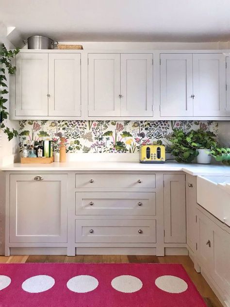 35 Chic Floral Wallpaper Kitchen Decor Ideas - DigsDigs Floral Wallpaper Kitchen, Kitchen Wallpaper Accent Wall, Wallpaper Backsplash Kitchen, Cool Wallpaper For Macbook, Wallpaper Backsplash, Coastal Wallpaper, Ipad Wallpaper Aesthetic 4k, Wallpaper Hip Hop, Quartz Worktops