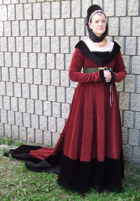 dscf0093 (1) 15th Century Gown, Burgundian Gown, 15th Century Dress, 15th Century Clothing, Sca Garb, Fashion Timeline, Medieval Garb, Historical Costuming, Medieval Clothes