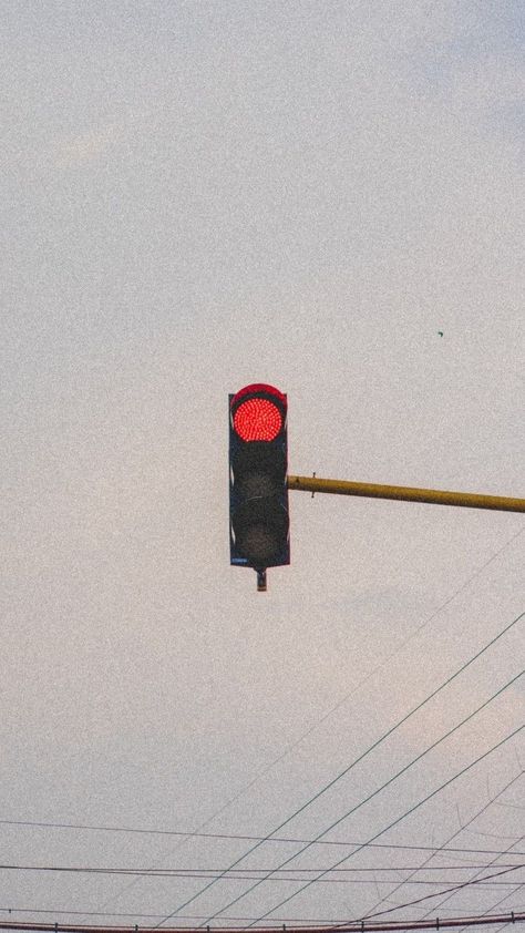 Traffic Lights Aesthetic, Traffic Light Aesthetic, Red Traffic Light, Instagram Design Creative, Minimal Photography, Iconic Wallpaper, Object Photography, Shadow Photos, Instagram Gift