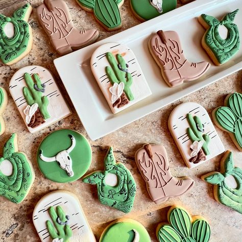 Western cookies theme… #sugarart #edibleart #galletaspersonalizadas #galletasdecoradas #westerncookies #cactuscookies #galletascaseras #angiesweetcreations #ocdesserts #santaanadesserts #postrespersonalizados #gslletaspersonalizadas Cactus Sugar Cookies, Western Cookies, Fondant Biscuits, Cactus Cookies, Cookies Theme, Baking Ideas, Sugar Art, Sugar Cookies, Rodeo