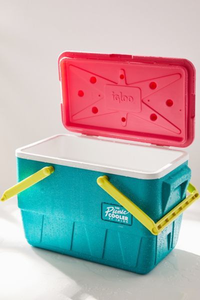 Thanks to Igloo you can celebrate this summer like it's 1992. In April, the brand announce its plans to rerelease the iconic Picnic Basket Cooler—along with two other retro neon beverage accessories—as part of its Throwback Collection. Igloo Picnic, Retro Cooler, Gallon Water Jug, Picnic Cooler, Picnic Inspiration, Desk Ideas, Perfect Picnic, Portable Toilet, Bar Items