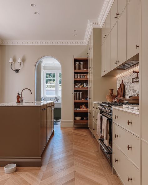 Remarkable kitchen featuring eye-catching chevron floors; we added a border to enhance the overall ambiance.

@no.23_terracehouse Floor Kitchen, Kitchen Diner, Kitchen Flooring, Diner, Flooring